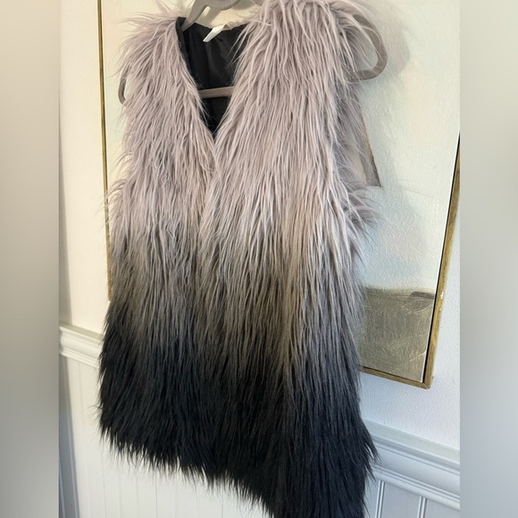 TOKYO DARLING Faux Fur Ombré Colorblock Vest Grey Black Size S/M - Picture 6 of 8
